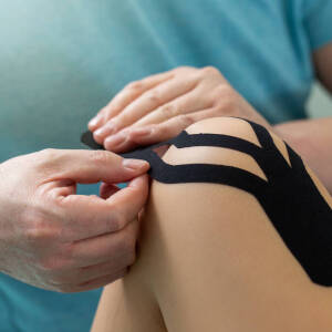 Kinesio taping — czym są i jak działają taśmy sportowe?